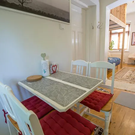 A Lovely Near Railway Station And Arena. Apartment