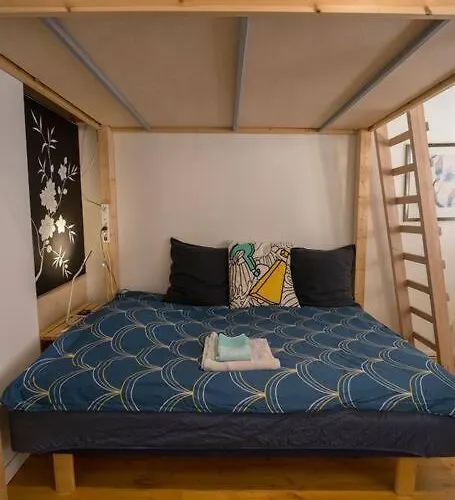 A Lovely Near Railway Station And Arena. Apartment *