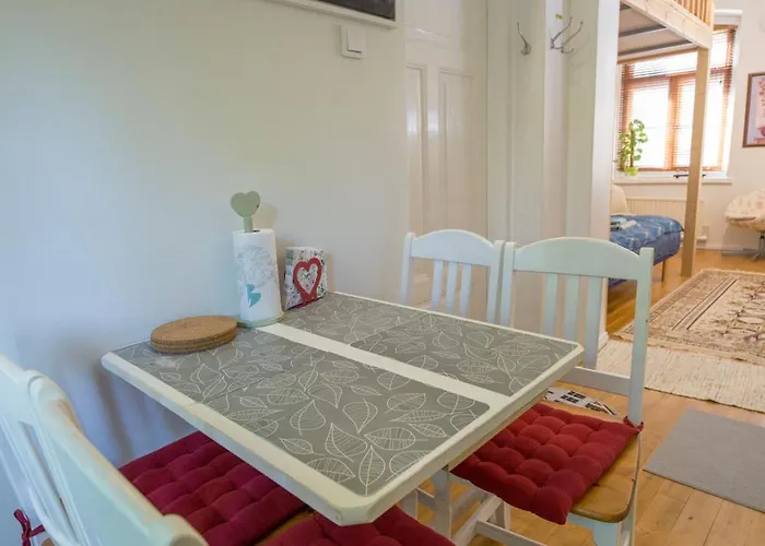 A Lovely Near Railway Station And Arena. Apartment